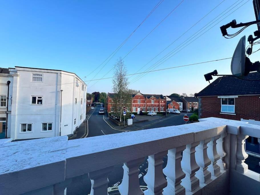 Bright, First Floor, One Bedroom Flat In Wimborne Wimborne Minster Bagian luar foto