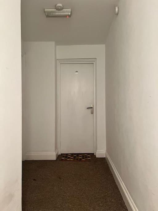 Bright, First Floor, One Bedroom Flat In Wimborne Wimborne Minster Bagian luar foto