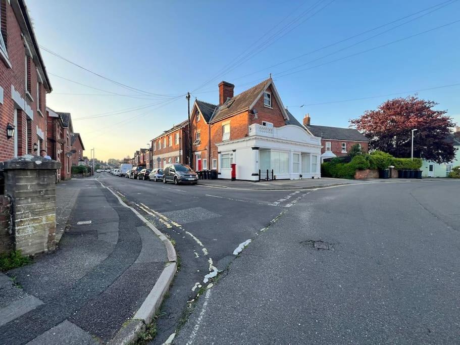 Bright, First Floor, One Bedroom Flat In Wimborne Wimborne Minster Bagian luar foto