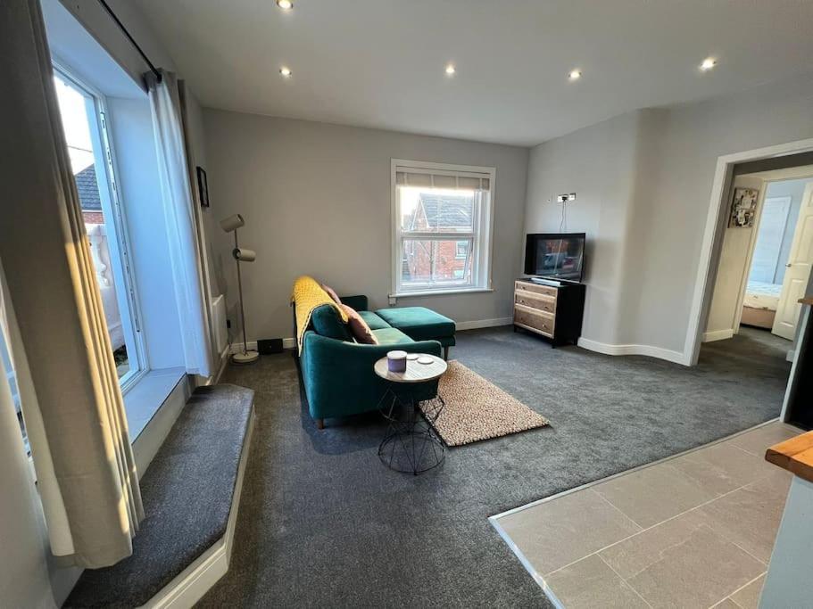 Bright, First Floor, One Bedroom Flat In Wimborne Wimborne Minster Bagian luar foto