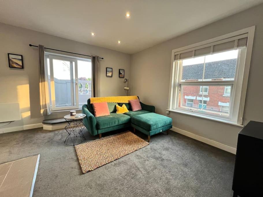 Bright, First Floor, One Bedroom Flat In Wimborne Wimborne Minster Bagian luar foto