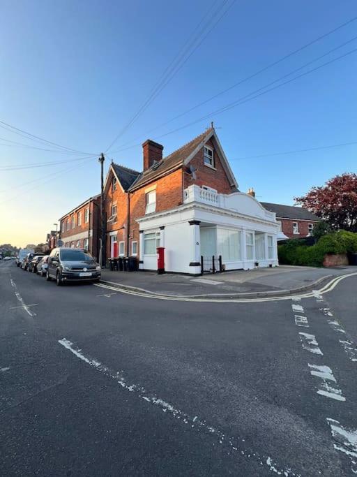 Bright, First Floor, One Bedroom Flat In Wimborne Wimborne Minster Bagian luar foto