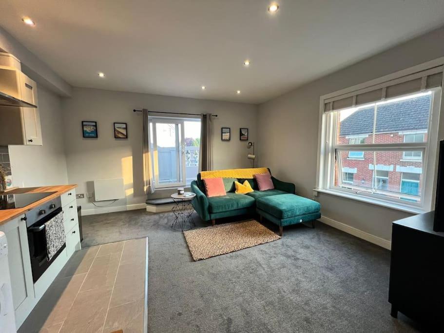 Bright, First Floor, One Bedroom Flat In Wimborne Wimborne Minster Bagian luar foto